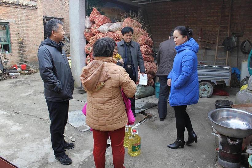 孟姑集镇镇长牛梅的陪同下,到联建村孟姑集镇响水口村走访慰问贫困