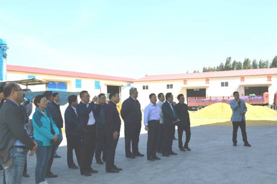 济宁市供销社重点工作推进会议参会人员在嘉祥县供销社观摩