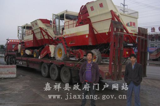 我县首次跨省玉米机收跨区作业实现开门红