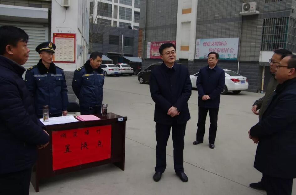 2月3日,县委副书记,县长朱瑞显深入到第四网格督导检查烟花爆竹禁放
