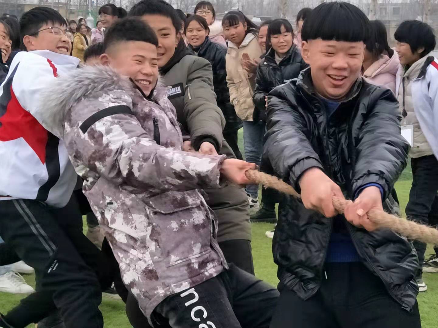 嘉祥县第二中学举行"庆元旦"拔河比赛